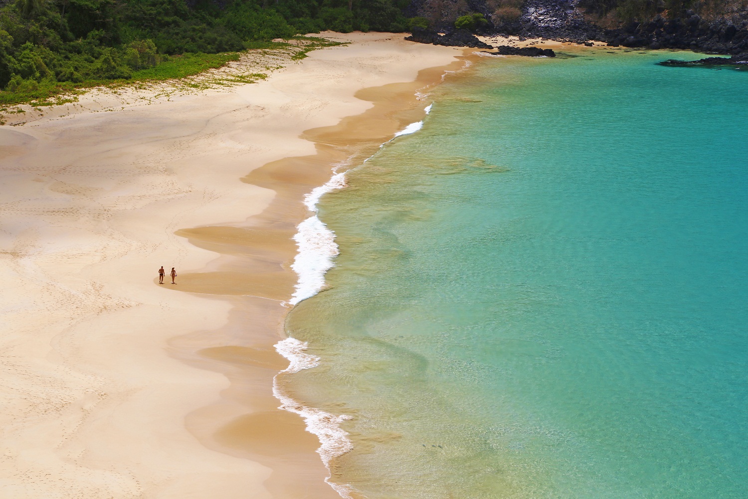 Praia do Sancho de águas claras localizada a oeste do Morro Dois Irmãos e a leste da Baía dos Golfinhos, no arquipélago de Fernando de Noronha – Foto: Zé Henrique