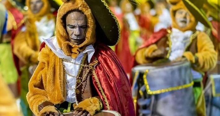 Carnaval de passarela à beira do abismo
