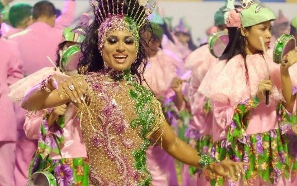 Folia nas ruas da capital e desfile de passarela na abertura do Carnaval Oficial no Anel Viário