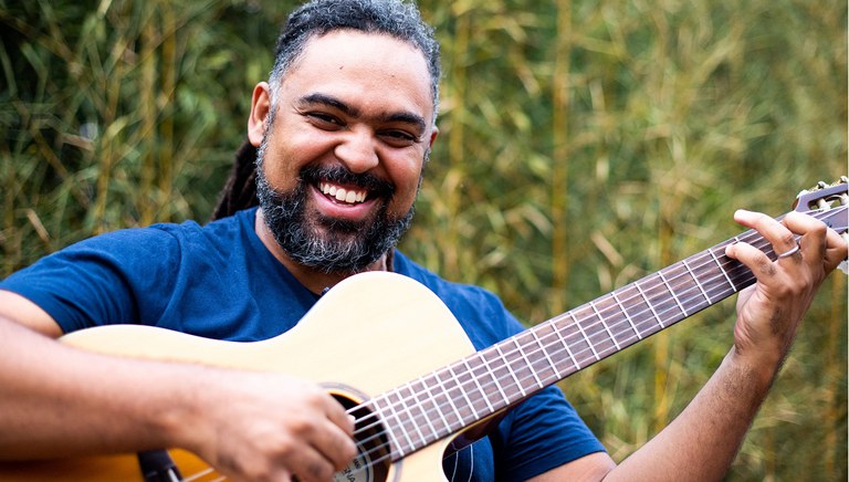 Projeto oferece cinema, shows e curso de violão de forma segura