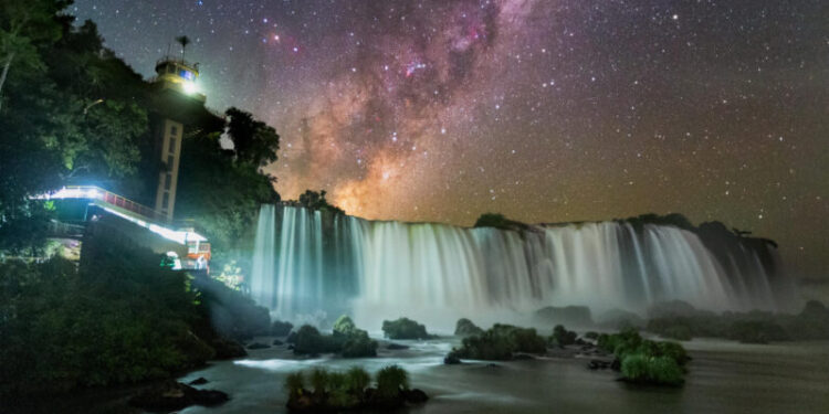 Fotografia da Via Láctea nas Cataratas do Iguaçu entre as melhores do mundo
