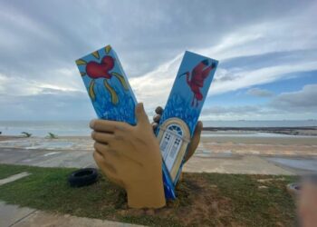 Peças enaltecendo o bumba meu boi emolduram a Ilha