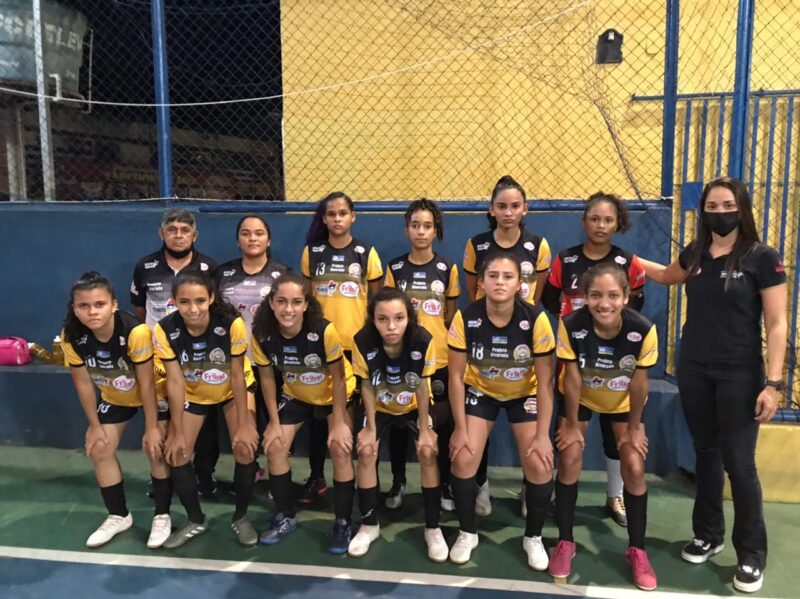 Atletas da equipe feminina de futsal com a kitesurfista, Socorro Rios – Foto: Divulgação
