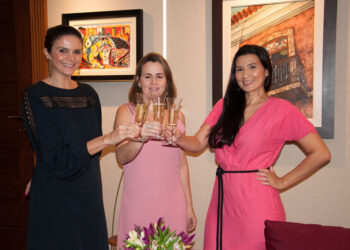 As arquitetas Tatyana Medeiros e Fernanda Arouche e Danyelle Barp durante brinde – Foto: Divulgação