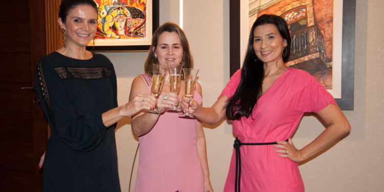 As arquitetas Tatyana Medeiros e Fernanda Arouche e Danyelle Barp durante brinde – Foto: Divulgação