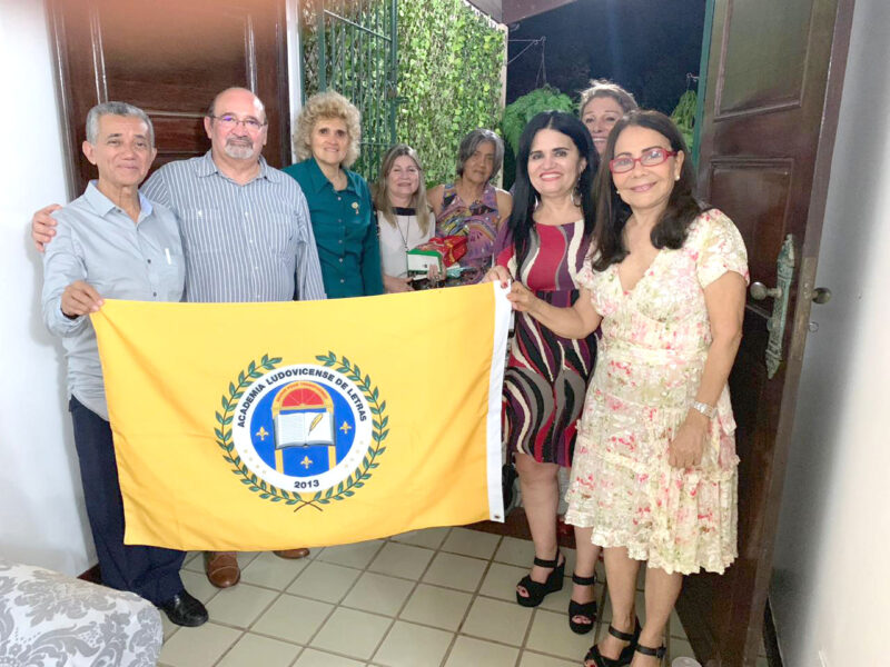 Membros da ALL em confraternização: Irandi Leite, Roberto Franklin, Ana Lujiza Ferro, Dilercy Adler, Maria Thereza Azevedo, Clores Holanda, Ceres Fernandes e Jucey Santana - Foto: Acervo: Ana Luiza de Almeida Ferro
