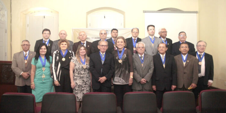 ALL no palacete Cristo Rei, onde tem sala cedida pela UFMA: Da esquerda para direita, na frente: Clores Holanda, Ana Luiza de Almeida Ferro, Dilercy Adler, Roque Pires Macatrão, Ceres Costa Fernandes, Antônio Ribeiro Brandão, Aldy Mello, Raimundo Gomes Meireles, João Batista Ericeira. Na fileira de trás: Leopoldo Gil Vaz, Michel Herbert, Raimundo Campos, Álvaro Urubatam Melo, João Francisco Batalha, Antonio Noberto, Raimundo Viana, Daniel Blume, Aymoré Alvim, Arquimedes Vale – Foto: Acervo Ana Luiza de Almeida Ferro