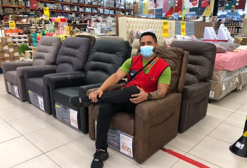 O comprador da Potiguar Marcus Adelmo recomenda a cadeira do papai em couro, como um super presente de Dia dos Pais – Foto: Divulgação