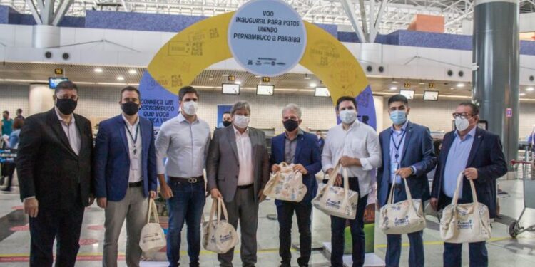 O Governador da Paraíba João Azevedo e o Prefeito de Patos/PB no centro com secretários e representantes da Azul Linhas A|éreas - Foto: Divulgação