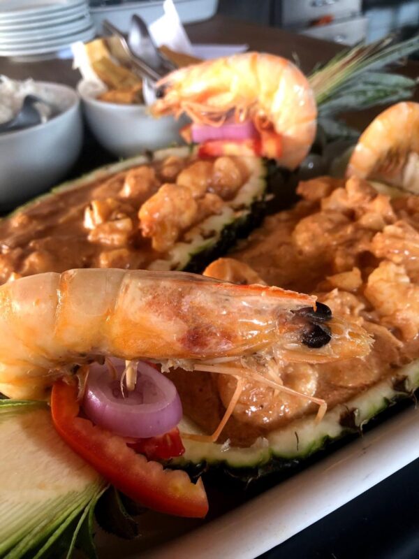 Camarão no Abacaxi, a saborosa combinação regional da Pousada Baluarte - Foto: Divulgação