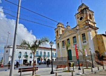 A Igreja de São Pantaleão com missa animada e o novo arcebispo de São Luís, Dom Gilberto Pastana, que ali oficiou missa, no auge do festejo em honra do santo – Foto: Reprodução