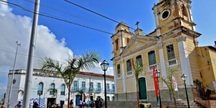 A Igreja de São Pantaleão com missa animada e o novo arcebispo de São Luís, Dom Gilberto Pastana, que ali oficiou missa, no auge do festejo em honra do santo – Foto: Reprodução