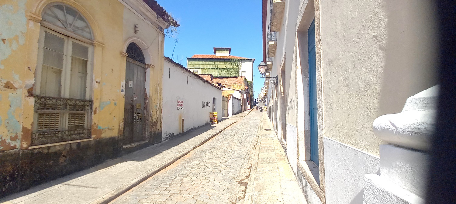 Beco do Quebra-Bunda (Beco da Pacotilha), sediou o Jornal Pacotilha, do qual o beco histórico recebeu o nome. Ao fundo, o Sobrado dos Belfort, que pertenceu ao Barão de Coroatá - Foto: Gutemberg Bogéa