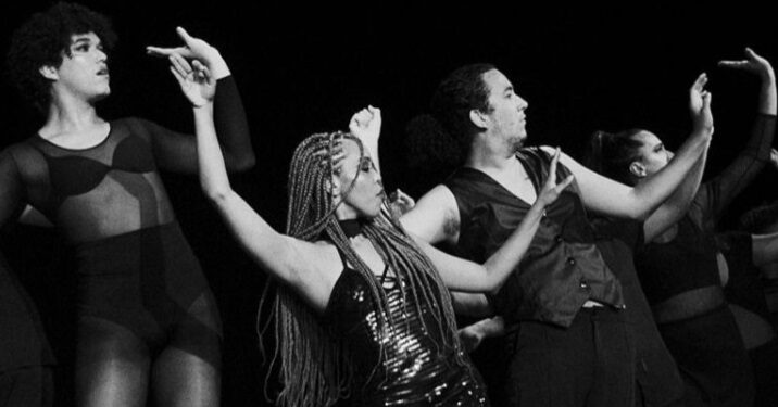 Dançarinos em cena no espetáculo, “Chicago- o musical” – Foto: Louise Mendes