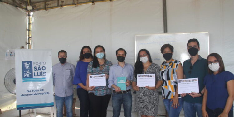 O gerente de Obras do Porto São Luís Thomaz Baker, a equipe social e o presidente Helder Dantas com Saulo Nunes e Jaqueline Moucherek da ONJ Junior Achievment MA no curso “Mulheres Empreendedoras” – Foto: Divulgação