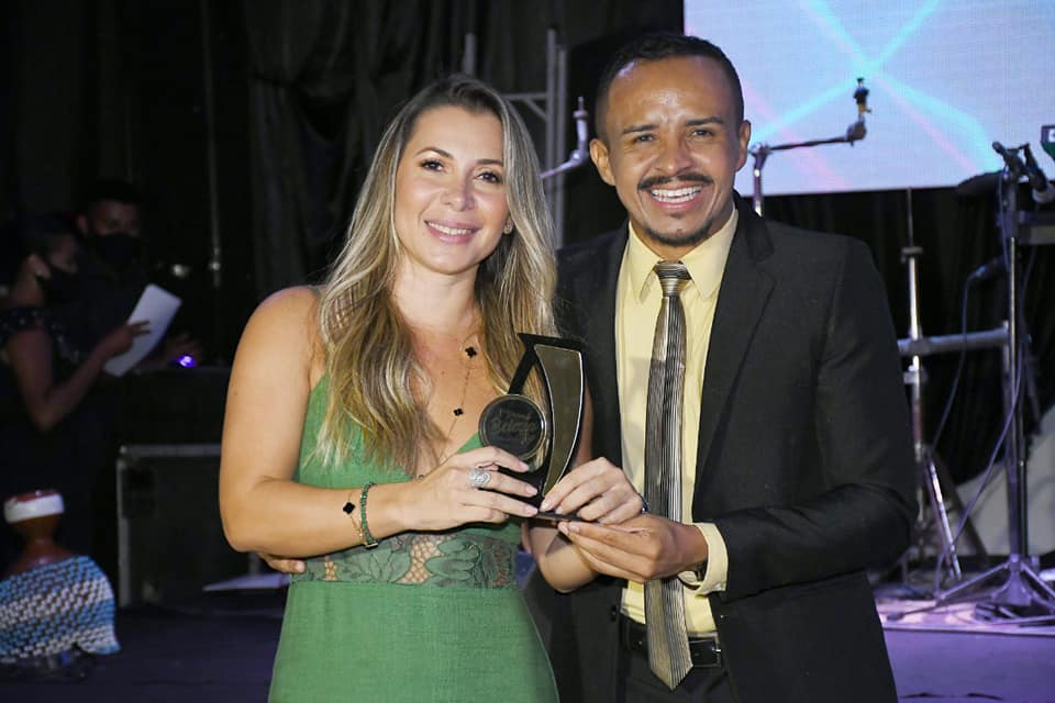 Quitéria Gonçalves – Studio Capelli D’oro, recebe homenagem das mãos do colunista Willian Santos - Foto: Divulgação