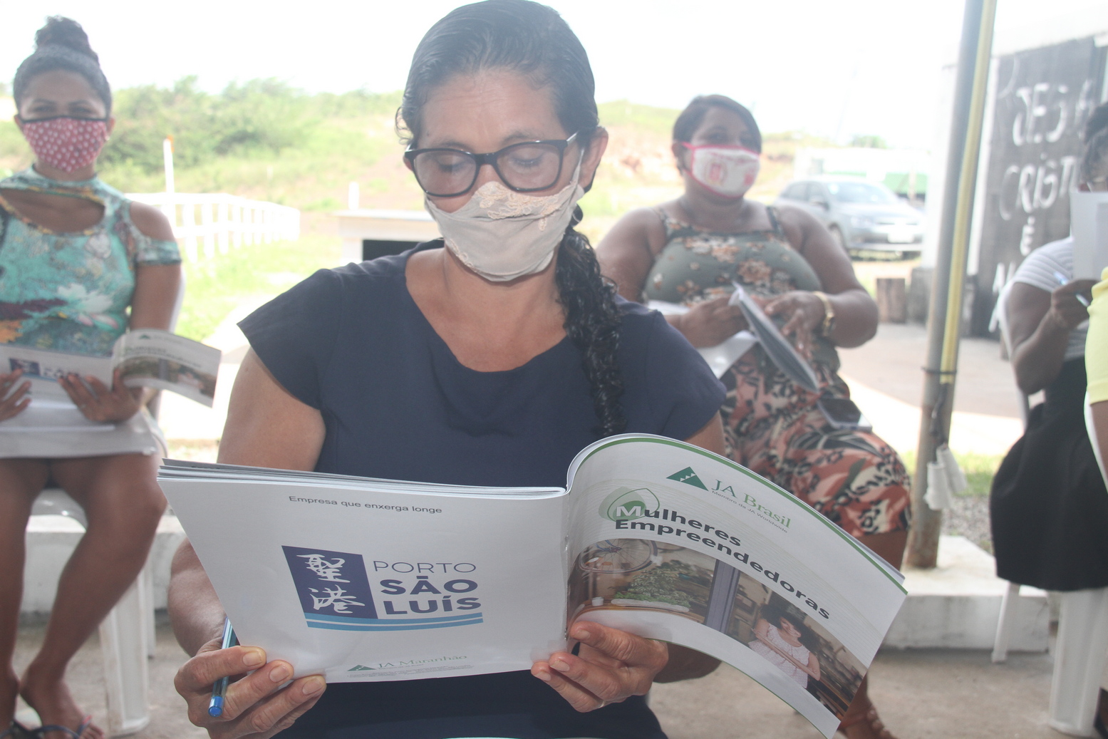 Foto 2 – As alunas acompanharam as aulas e também receberam uma apostila com todas as informações sobre gestão de negócios – Foto: Divulgação