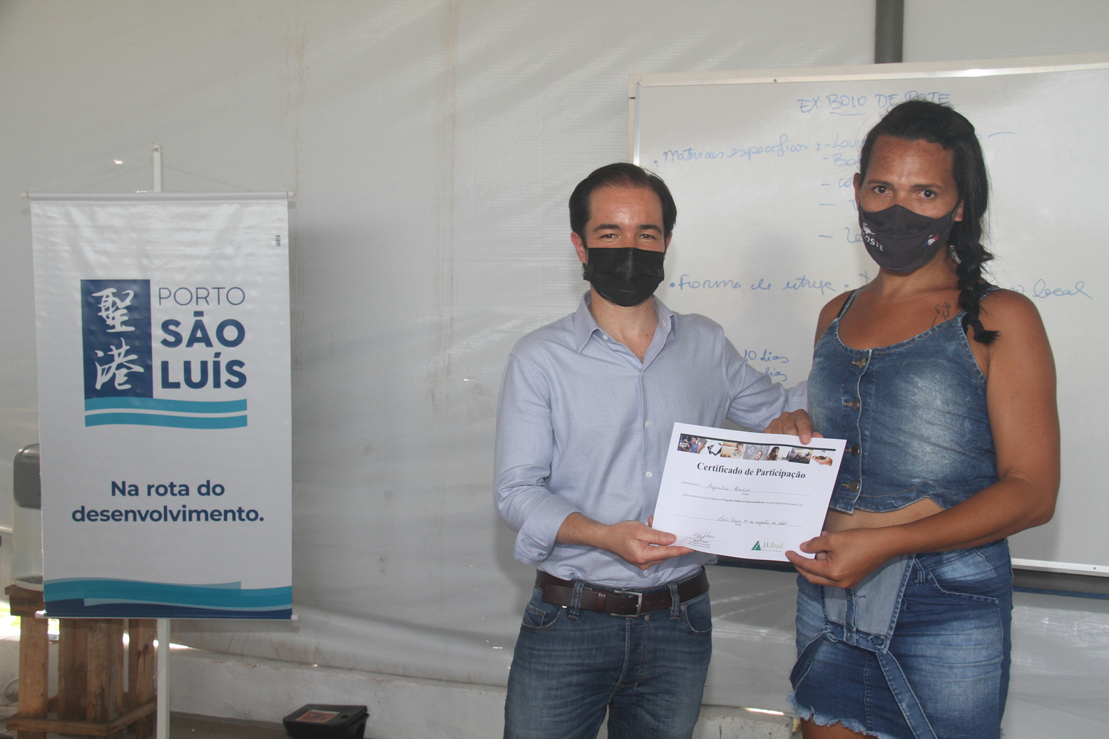 Helder Dantas entregando o diploma do curso para a cabelereira Vanessa, que já tem um salão na comunidade e agora sonha em ampliar o negócio até ter uma rede com a sua marca – Foto: Divulgação