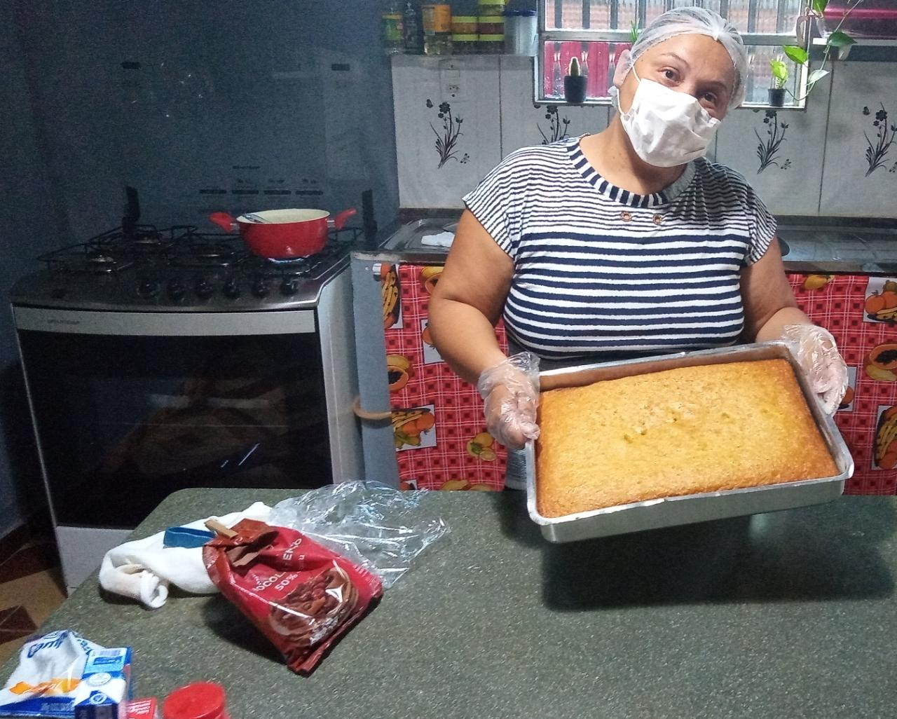 Com a mão na massa, a mais nova empreendedora da Mãe Chica Simone Almeida fabricando os deliciosos bolos de pote da sua Sabor de Mel, negócio criado por ela imediatamente após o curso  – Foto: Divulgação