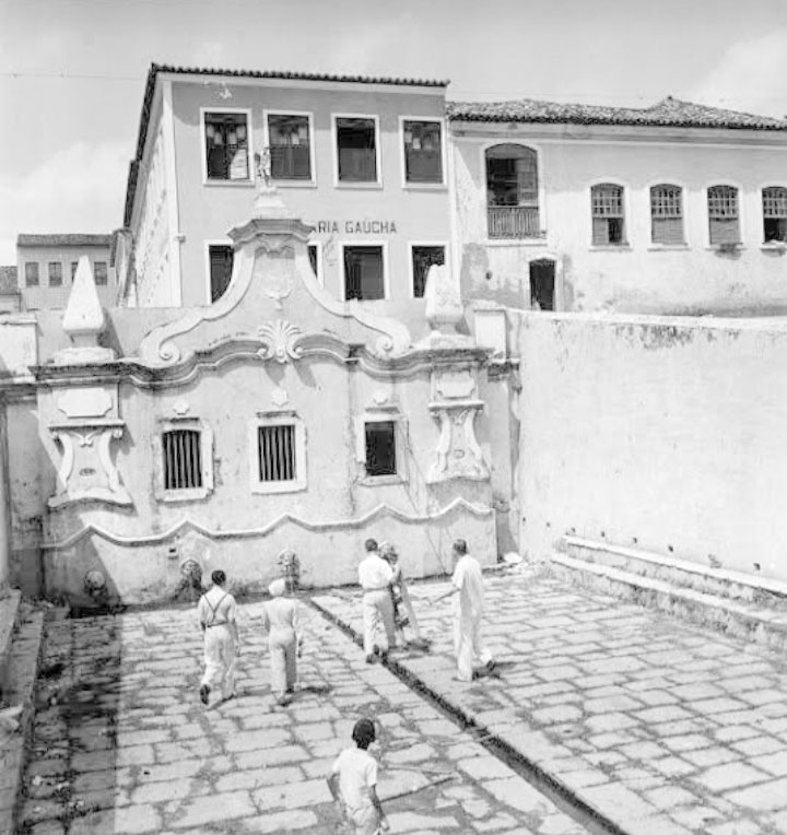 Lembranças da Fonte do Ribeirão, um dos principais cartões postais da Ilha - Foto: Reprodução