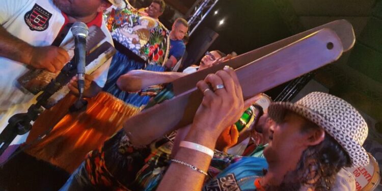 No batida das matracas, o bumba-meu-boi incendeia a capital maranhense - Foto: Gutemberg Bogéa