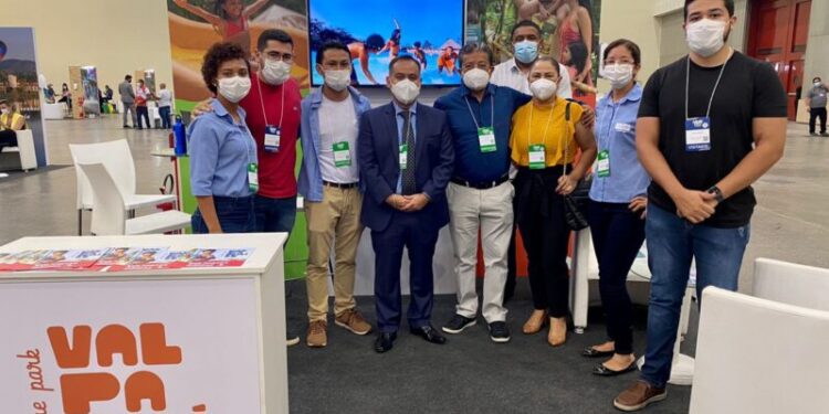 Equipe Valparaíso composta por sua diretoria e representantes comerciais juntamente com o Secretario municipal de turismo de São Luís, Saulo Ribeiro; e o Secretário de Estado do Turismo, Catulé Júnior - Foto: Divulgação