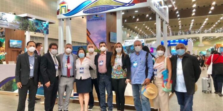 Em visita ao Pavilhão da Abav Expo Collab, o diretor Técnico do Sebrae, Mauro Borralho, ao lado de parceiros institucionais, empresários maranhenses e jornalistas – Foto: Divulgação