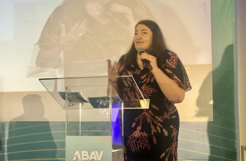 Magda Nassar, presidente da Abav Nacional, discursa na abertura celebrando reencontro da cadeia do turismo – Foto: Divulgação