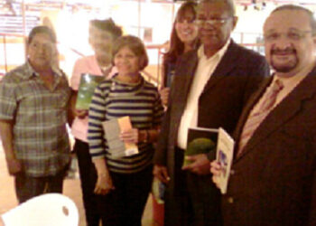 Rossini Corrêa prestigiando lançamennto de seis livros meus, em Brasília, ao lado dos conterrâneos Jesus Mauro, Graça Rodrigues, Marita e Tidalva Santos – Foto: Arquivo