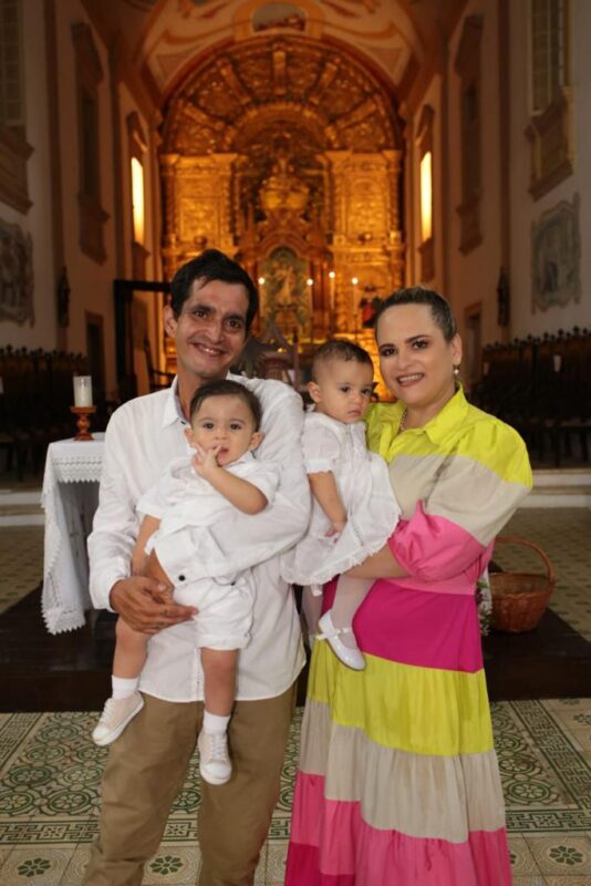 Os pais Gabriel Morales e Marcela Simplicio com os gêmeos Gael e Júlia durante o batizado – Foto: Arquivo Pessoal