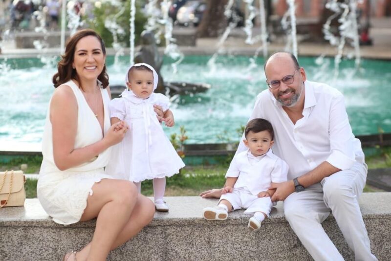 Padrinhos de Gael, Marly Abdala e Bruno Lima mimam o afilhado e sua irmã gêmea – Foto: Arquivo Pessoal