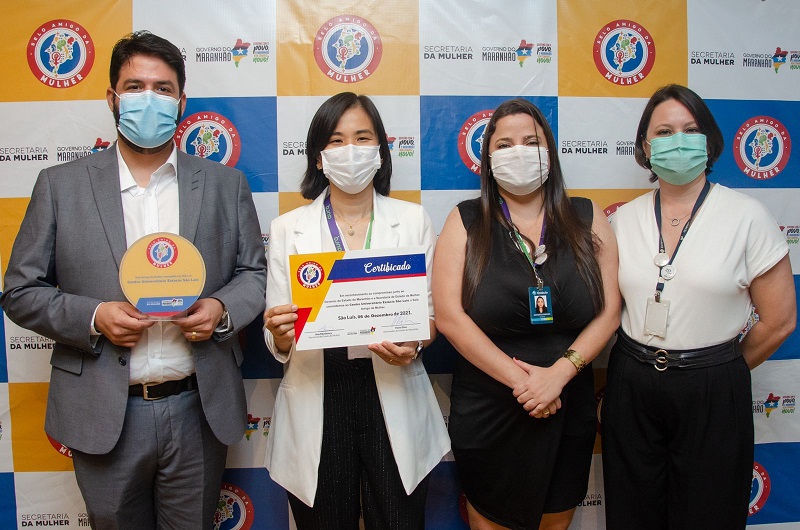 Ismael Leita, reitor da Estácio, Midori Oshina, professora e pró-reitora de Graduação, Emanuelle Pinheiro, coordenadora do curso de Serviço Social, e Lila Antoniere, coordenadora do curso de Jornalismo – Foto: Divulgação