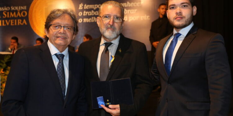 O Vereador Gutemberg Araújo condecorando o Dir. Geral do HSLZ / HSE Plínio Valério Tuzzolo com a Medalha de Honra ao Mérito Simão Estácio da Silveira, ao lado de Vinícius Braid, Dir. do Lacmar e Conselheiro do Grupo Mercúrio - Foto: Danielle Vieira