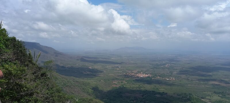 Do alto uma paisagem que alimenta alma, o verde e o clima frio da Serra - Foto: Gutemberg Bogéa