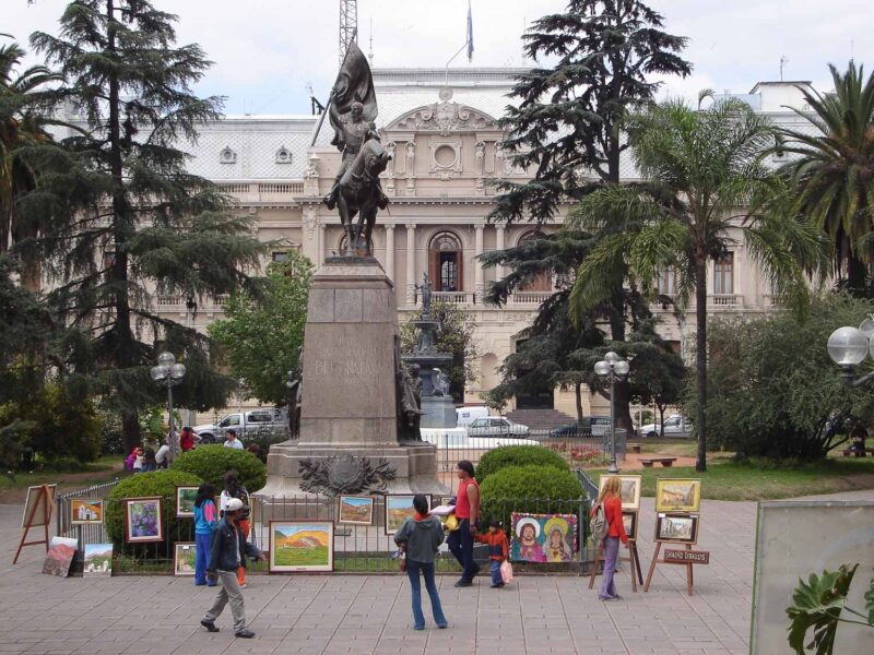 Arborizada com monumentos marcantes da história argentina, a Plaza Belgano, em frente à Casa do Governo e a Catedral de Jujuy – Foto: Divulgação