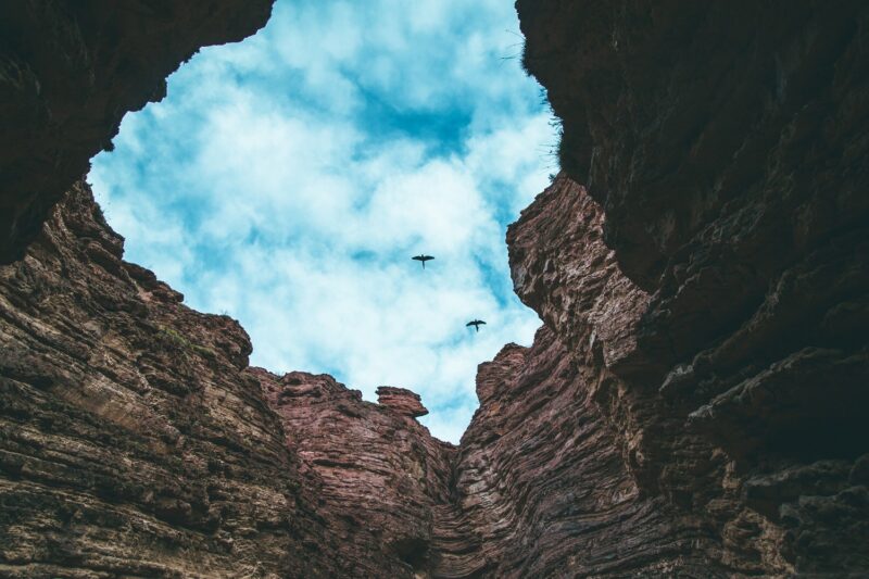 O sobrevoo dos pássaros formam imagens pitorescas entre as rochas - Foto: Divulgação