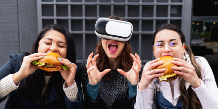 Pessoas comendo cachorro quente – Foto: divulgação