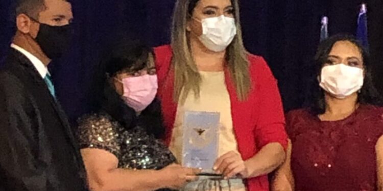 Beatriz Rosa, Diretora de Enfermagem do Grupo Mercúrio, responsável pelo setor de enfermagem dos hospitais HSE e HSLZ, recebendo o prêmio “Profissional Destaque da Enfermagem” do COREN-MA – Foto: Divulgação