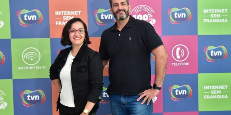 A Gerente de Atendimento ao Cliente e o Gerente de TI da TVN, Flávia Pessoa e Jeferson Bandeira, recomendam aos clientes o uso ininterrupto de estabilizadores, no-breaks e filtros de linha, visto que os equipamentos eletrônicos precisam trabalhar com uma fonte de energia estável – Foto: Danielle Vieira