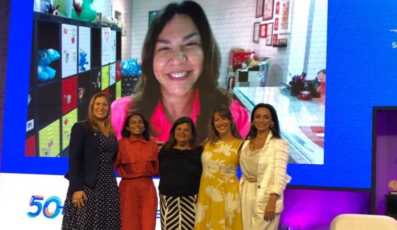A diretora Rachel Jordão, com as participantes do painel: a atriz, empresária e empreendedora social, Suzana Pires, fundadora do Instituto Dona de Si, a presidente do Conselho do Magazine Luiza e presidente do Grupo Mulheres do Brasil, Luiza Helena Trajano, a empreendedora sergipana Rafaela Viana, engenheira civil que comanda a empresa Mulheres de Obra em Aracaju e a diretora executiva da Maurício de Sousa Produções, Mônica Sousa, de forma remota e Renata Malheiros, coordenadora nacional do Projeto Delas - Foto: Divulgação 