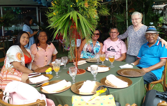 A querida irmã de criação (uma delas) do jornalista e escritor Herbert de Jesus Santos, Vilma, comandou a pose, em que estão ainda: Alessandra (filha de Herbert) e o esposo George, e Lúcia Ferreira e Carla Alice, filha e de Carlos César, afilhado e filho de criação de Herbert – Foto: Divulgação