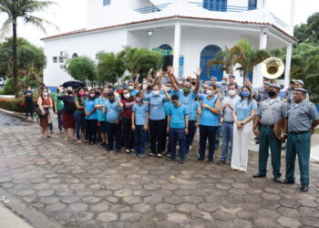 O presidente da APAE de São Luís Sebastião Vanderlaan Rolim entre diretores, professores e alunos da Escola Eney Santana na abertura do ano letivo de 2022 – Foto: Divulgação