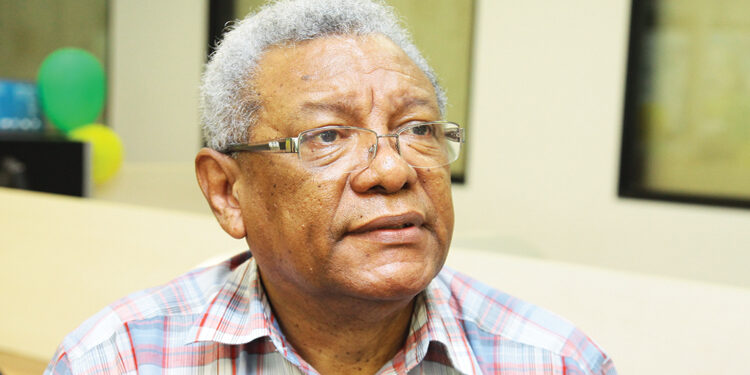 O poeta maranhense brasileiro, com seu versos em cimento-amado, a miss Ucrânia a(r)mada, e as compatriotas dela fazendo treinamento marcial: Luta para acabar a guerra - Reprodução