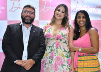 A empresária Kelly Pinheiro entre os seus pais Gilson Douglas e Rose Pinheiro – Foto: Divulgação