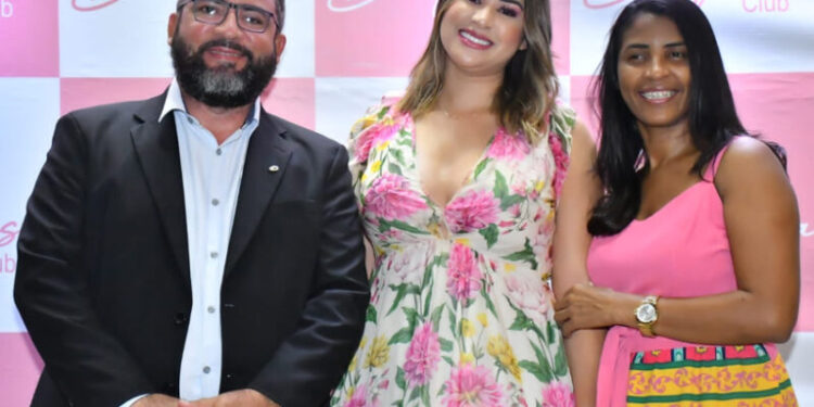 A empresária Kelly Pinheiro entre os seus pais Gilson Douglas e Rose Pinheiro – Foto: Divulgação