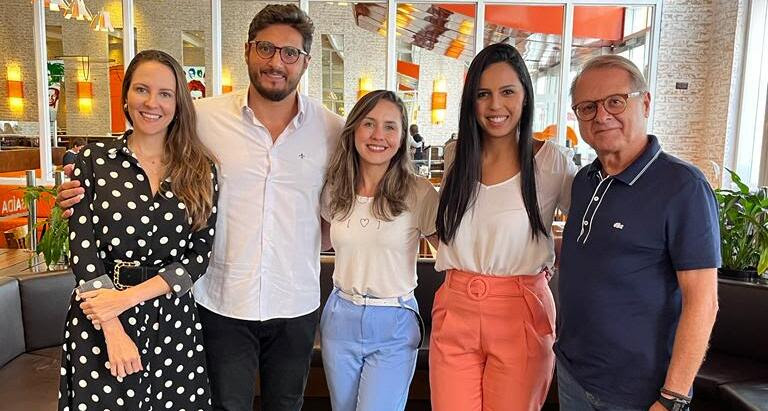 Mayra Nardy, Daniel Pereira e Thaize Rolnik da Equipotel, e Priscila Bibiano e Sr. Orlando de Souza do FOHB – Foto: Divulgação 