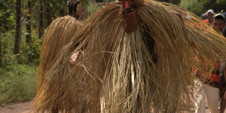 Os Caretas são personagens que divertem e causam medo, na comunidade Lagoa da Pedra – Foto: Emerson Silva