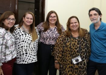 A bibliotecária Wanda França, Adriana Vieira, a gestora da Casa de Cultura Josué Montello Joseane Souza, Danielle Vieira e o escritor Wilson Marques (Casa do Autor Maranhense) celebrando a nova edição da obra premiada de Montello, Noite sobre Alcântara – Foto: Divulgação