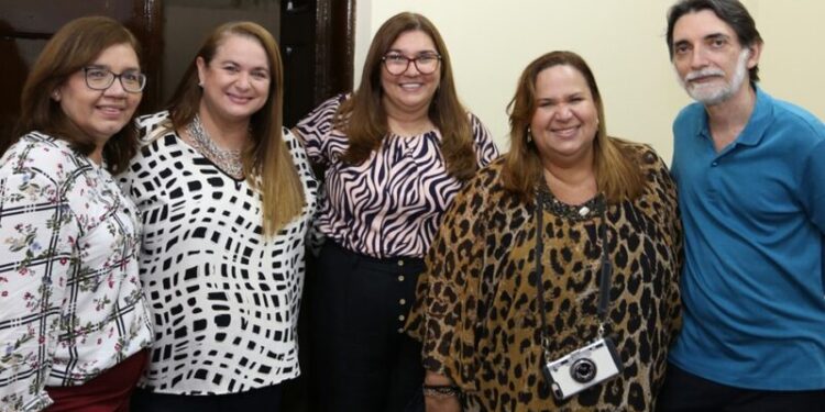 A bibliotecária Wanda França, Adriana Vieira, a gestora da Casa de Cultura Josué Montello Joseane Souza, Danielle Vieira e o escritor Wilson Marques (Casa do Autor Maranhense) celebrando a nova edição da obra premiada de Montello, Noite sobre Alcântara – Foto: Divulgação