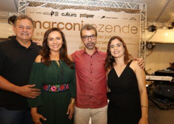  Os patrocinadores Marcelo e Fabíola Brasil (Grupo Potiguar) com o cantor e compositor Marconi Rezende e a produtora Ana Marques, festejando a chegada do álbum “O Bis” nas plataformas digitais - Foto: Danielle Vieira